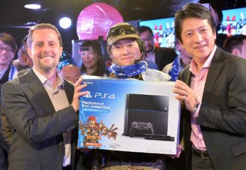 Japan finally get PS4 at midnight launch 2)