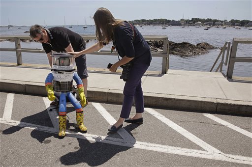 Hitchhiking Robot Embarks On Coast To Coast Tour Across Us Update