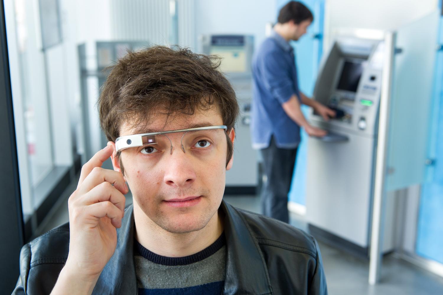 Очки для идентификации личности. Радиочастотная идентификация очки для операции. Google Glass. Ubic.
