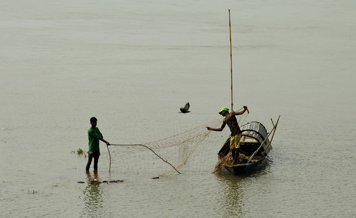 Indian fishermen try new nets for healthier oceans