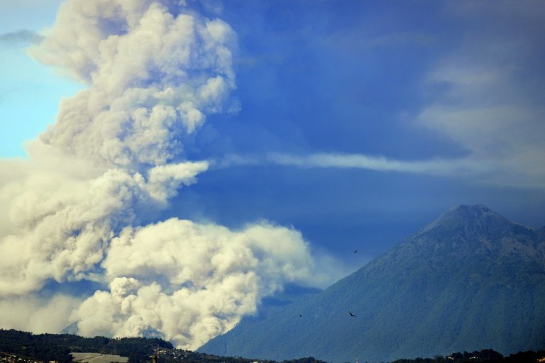 Alerta naranja por erupción de volcán en Guatemala