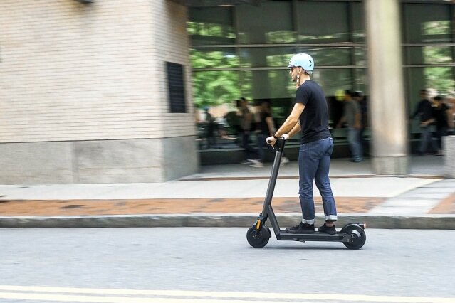 A smart electric scooter to improve urban mobility