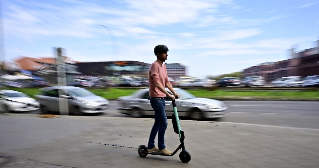 Hotellet partiskhed bringe handlingen Germany green-lights e-scooters on roads, not pavements