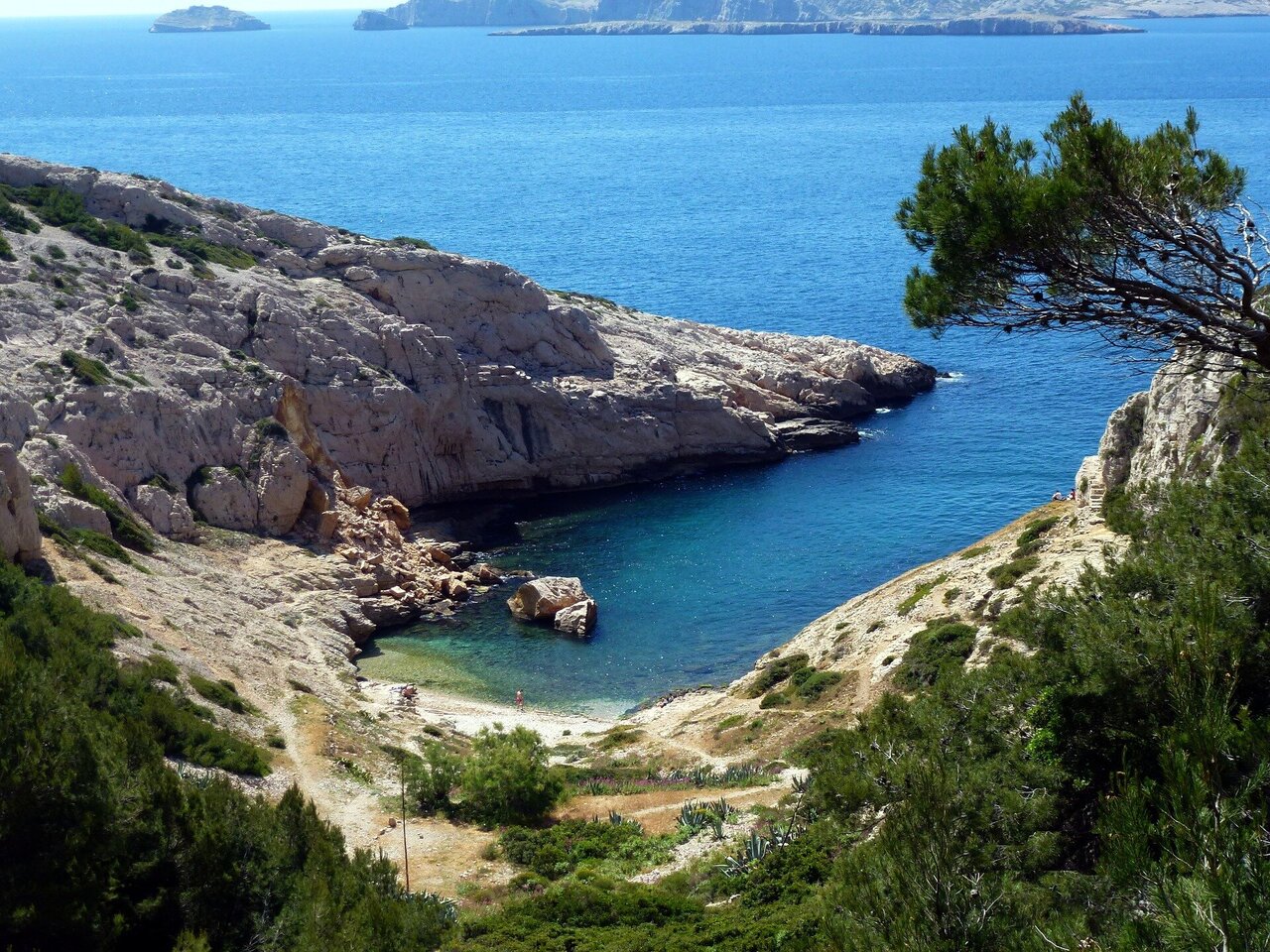 tak skal du have Torden inden længe Marseille closes some beaches to swimming amid pollution concerns