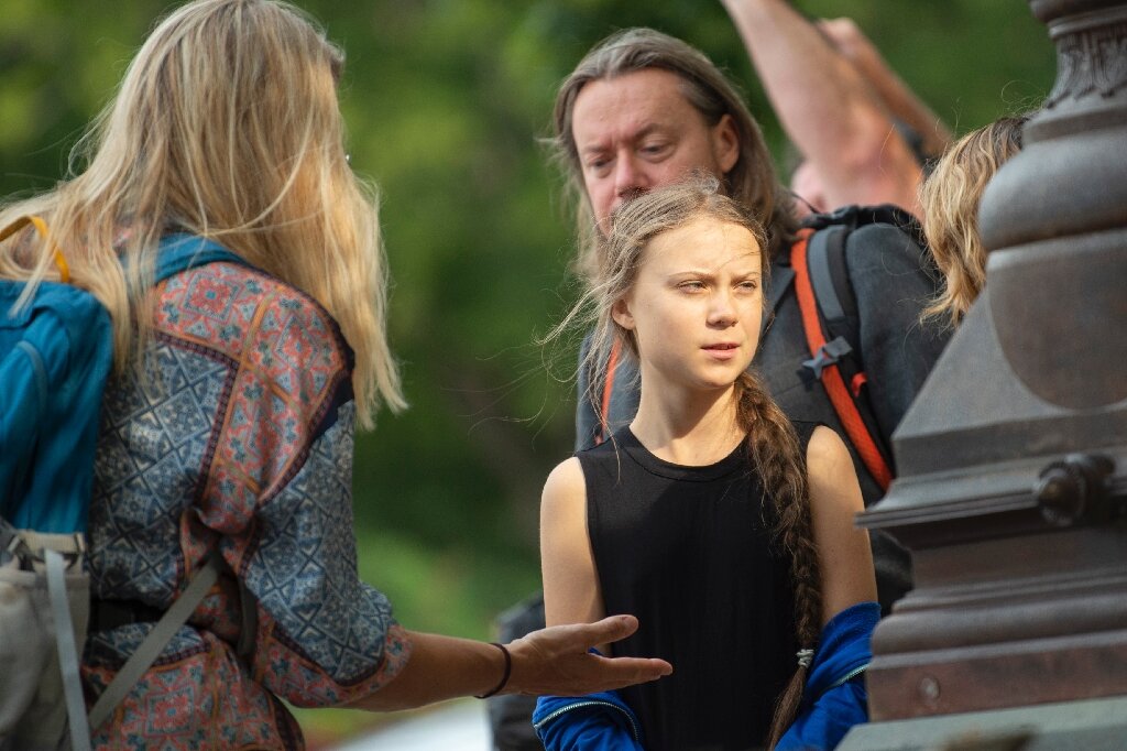 Swedish environmental activist Greta Thunberg (C)