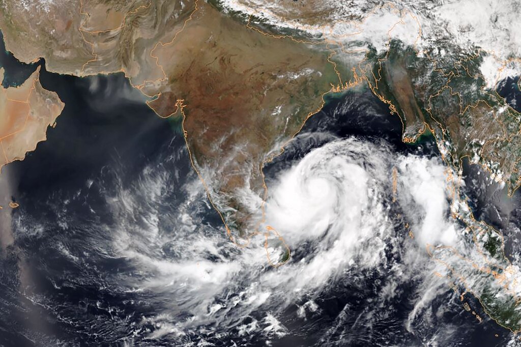 780,000 evacuated in India ahead of major cyclone