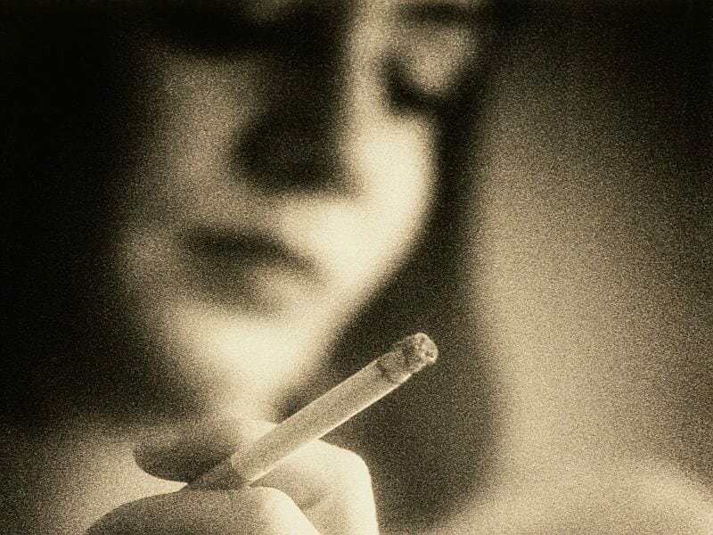 Люди умирают от сигарет. Активное курение. Курящая и некурящая девушка. Only smoking. Cigarette smoking among College students.