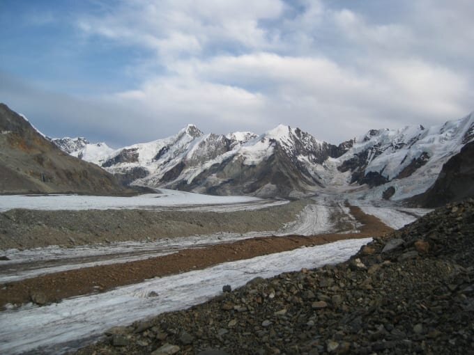 Blanket of rock debris offers glaciers more protection from climate change than previously known - Phys.org