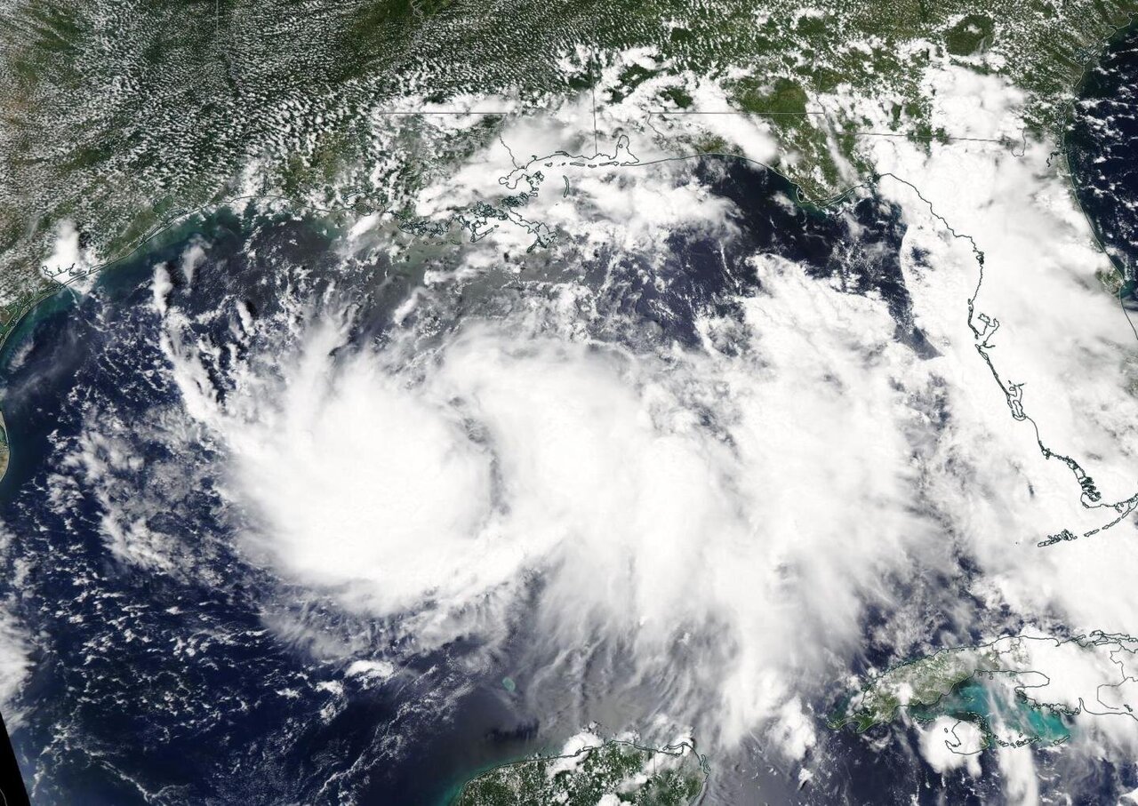 Тайфун в Атлантическом океане