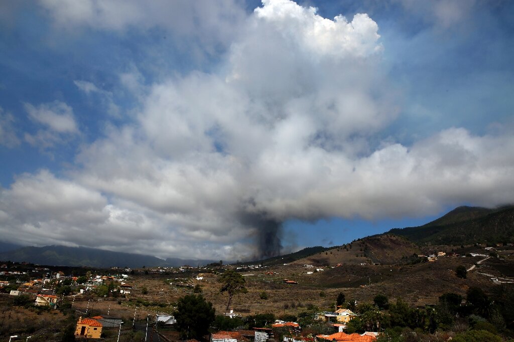 Volcano erupts on Spain's Canary Islands