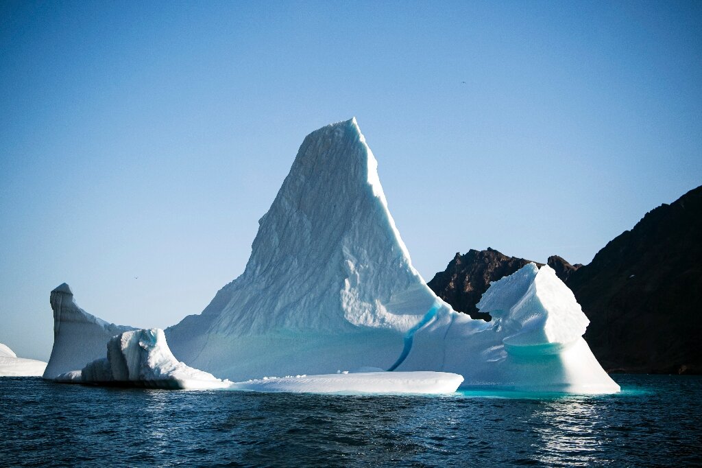 Большой айс. Айсберг Филиппин. Острый Айсберг. Самый большой Айсберг в мире.