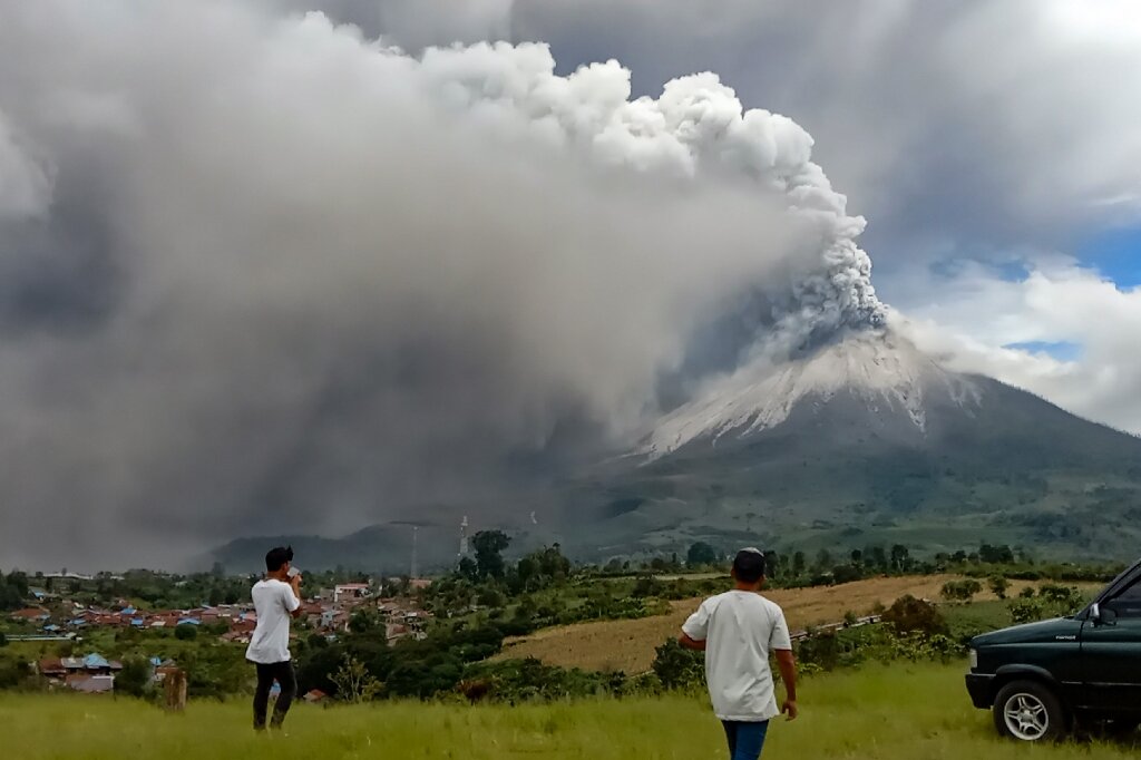 Indonesia's Sinabung volcano erupts