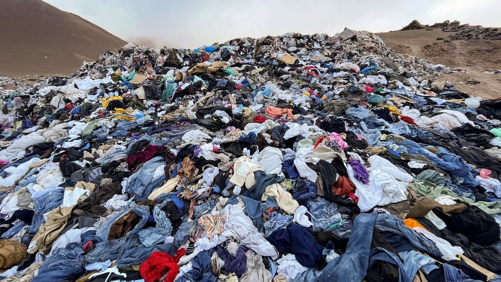 The Chilean desert dumping ground for fast fashion scraps