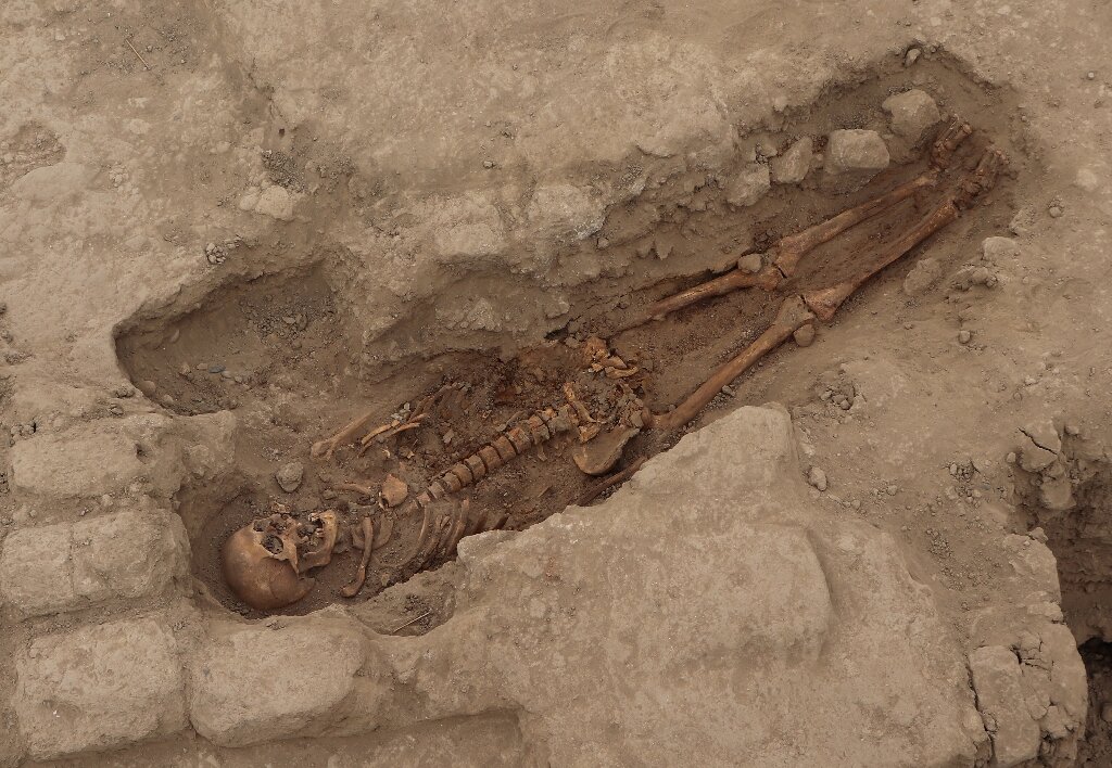 Discovery of ancient Peruvian burial tombs sheds new light on Wari culture