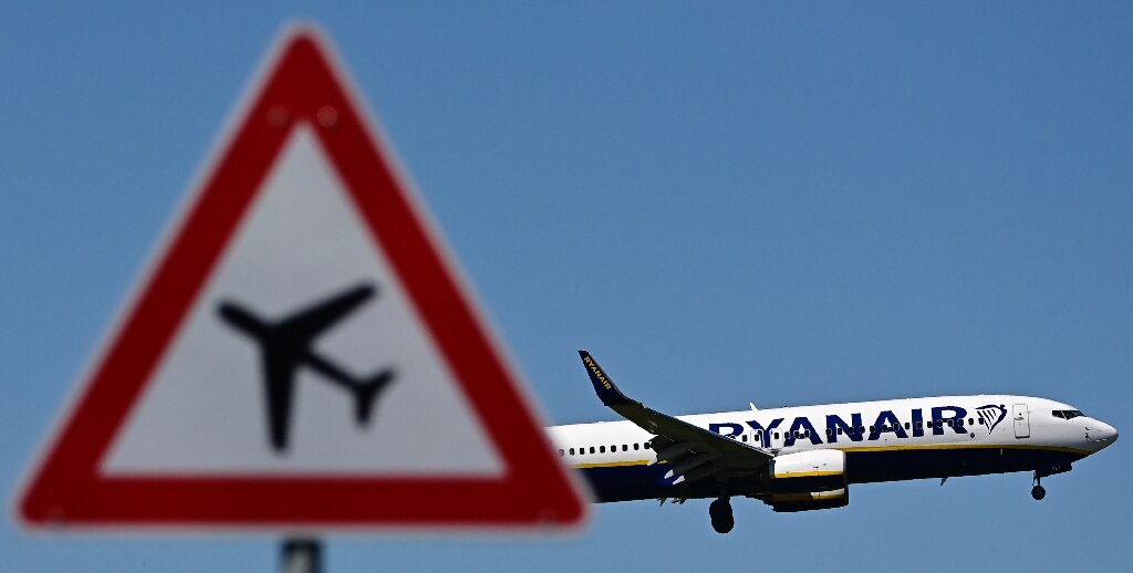 Ryanair losses widen on Covid travel restrictions