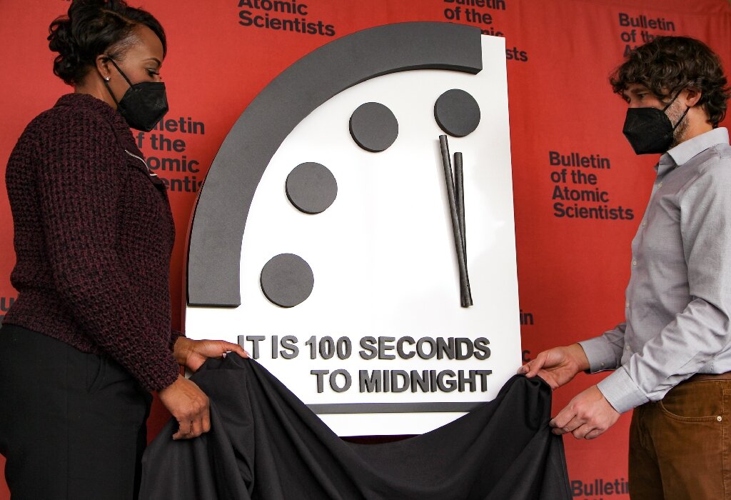 Glimmers of hope, but Doomsday Clock stuck at 100 seconds to midnight - Phys.org