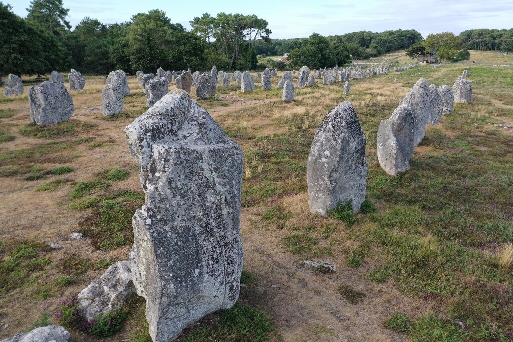Карнак в северозападна Франция е един от най-известните мегалитни обекти в света с около 3000 стоящи камъка 