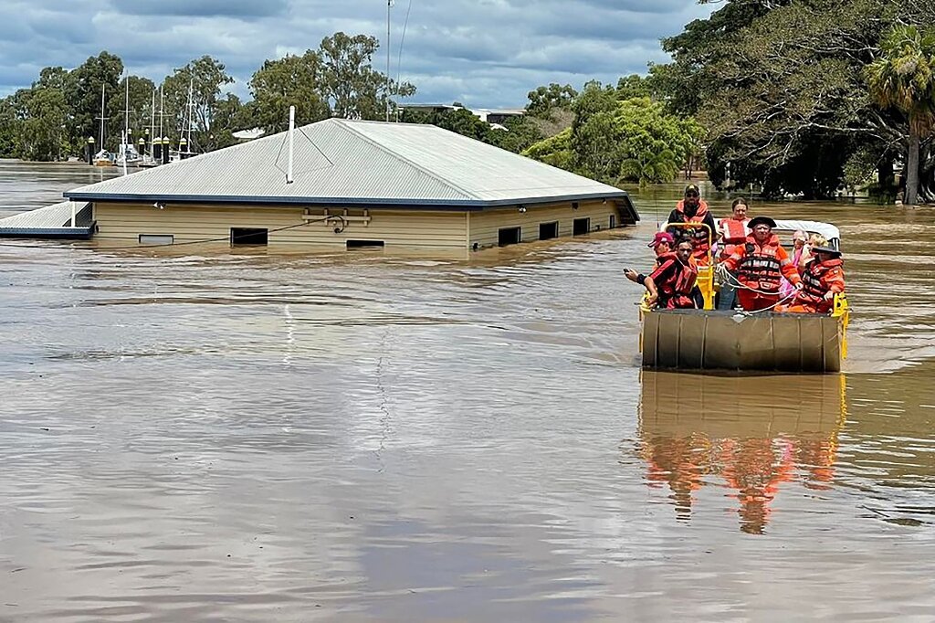 #Australia tells tens of thousands to flee floods