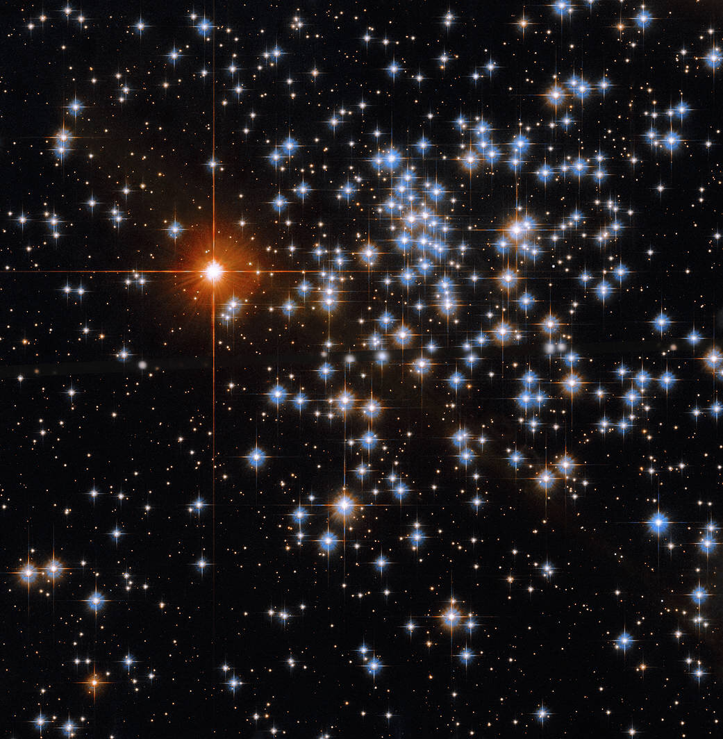 #Hubble Telescope spies sparkling spray of stars in NGC 2660