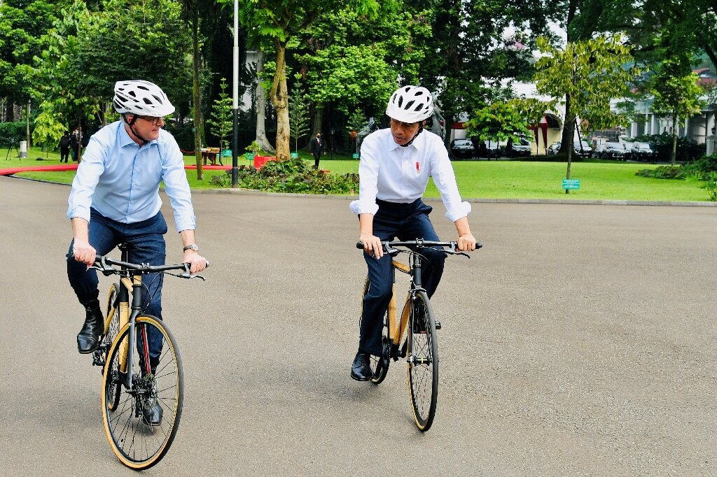 Indonesian designer’s wheels behind leaders’ bamboo bike bromance