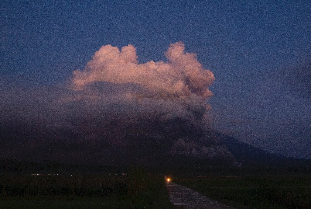 #Indonesia villagers race to escape eruption as sky turns black