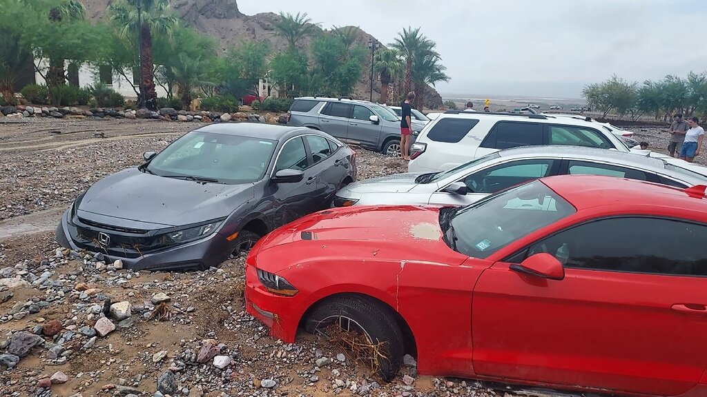 #Receding floodwater lets police evacuate people trapped in US Death Valley