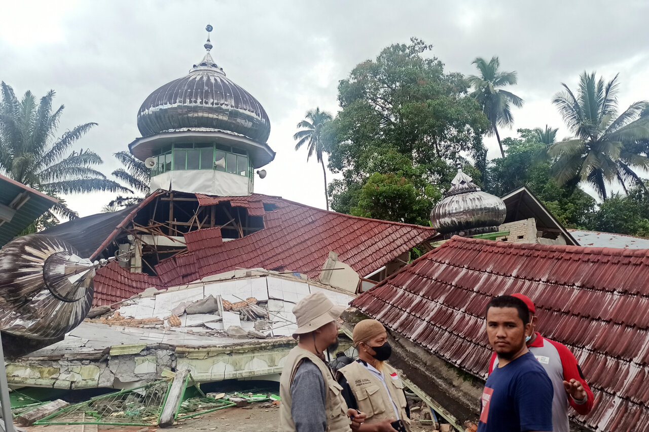 news other than politics 
Magnitude 6.2 earthquake kills 7 on Indonesia non political news 
