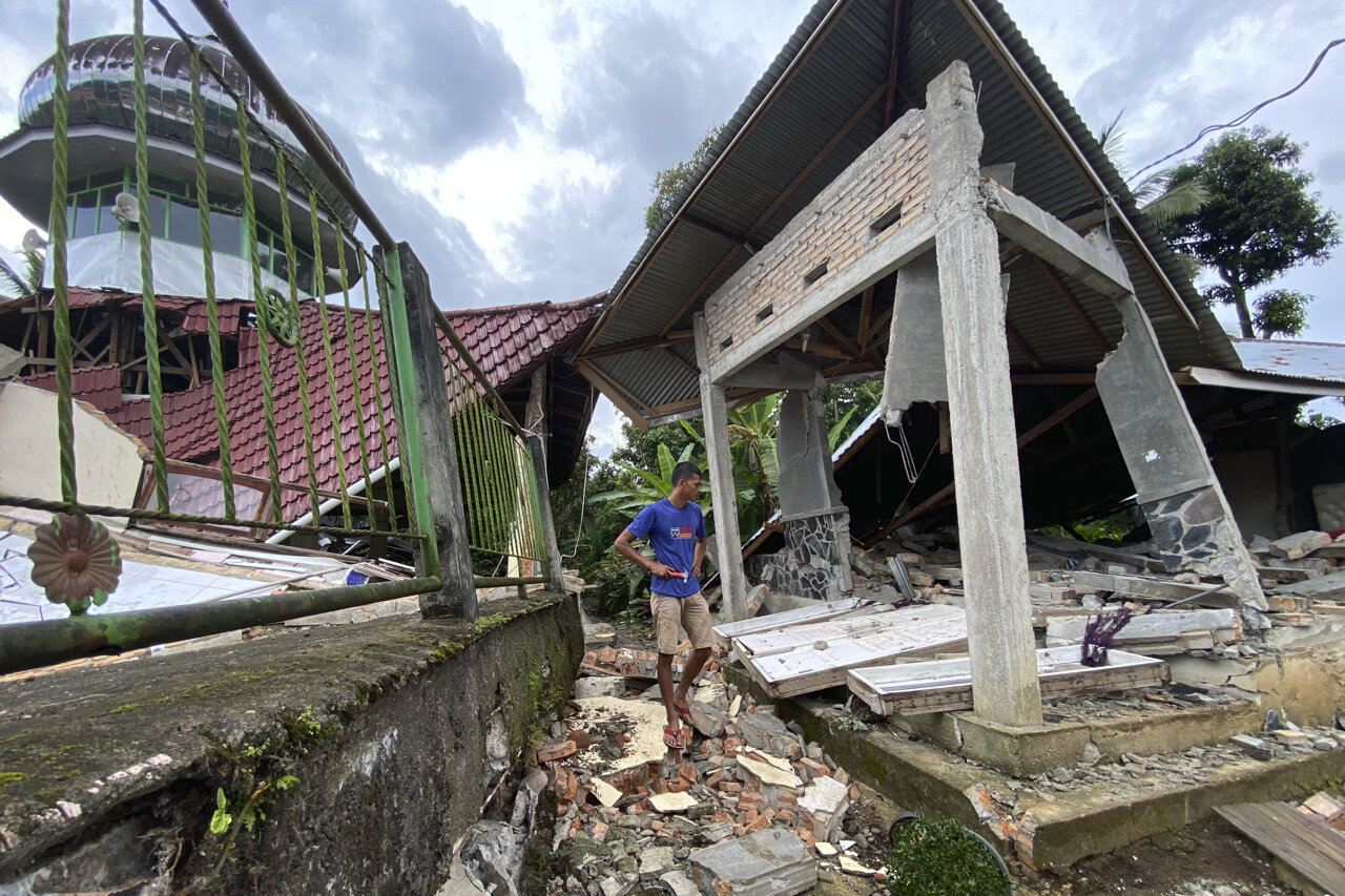 Magnitude 6.2 earthquake kills 7 on Indonesia's Sumatra