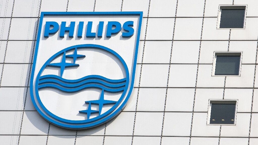 Philips to cut 4,000 jobs as recall losses deepen