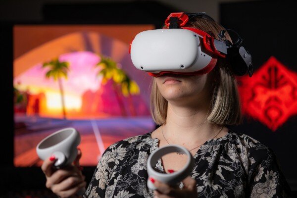 Exploring how people adapt to virtual-reality-induced cybersickness