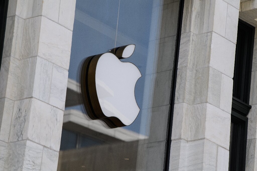 #Store workers vote to form first US Apple union
