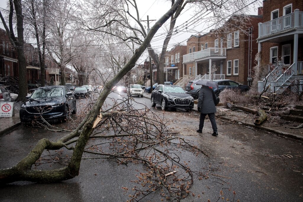 #Hundreds of thousands without power in Canada after ice storm