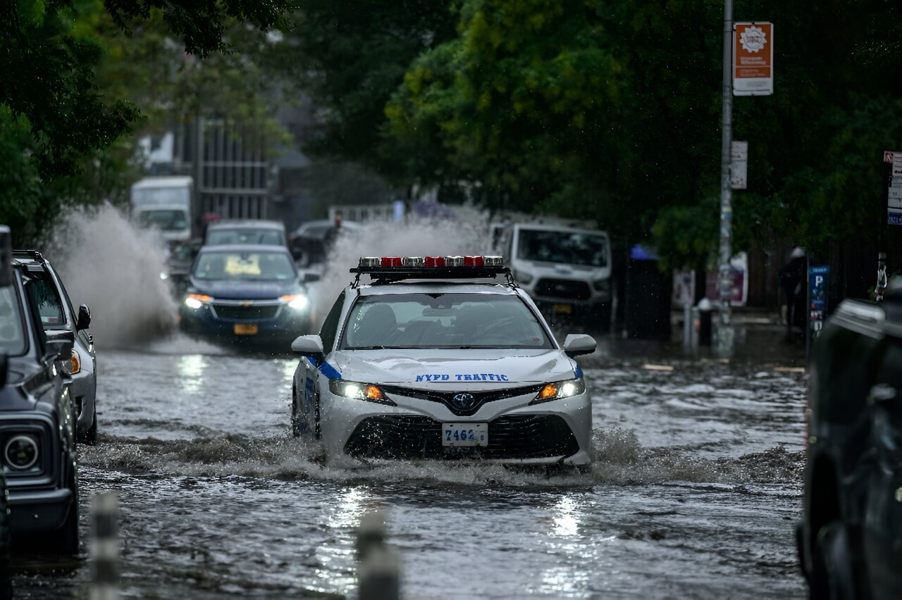 New York flooded by heavy rains, subway paralyzed