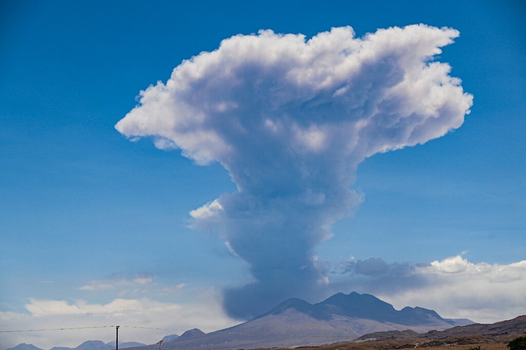 #Authorities raise alert level around Lascar volcano in northern Chile