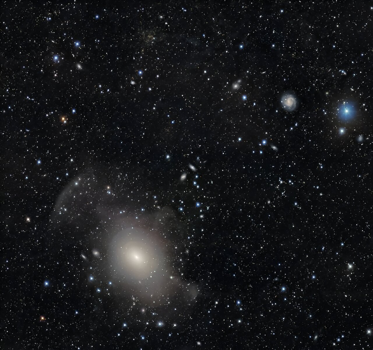 DECam captura las impresionantes capas de la corteza de la galaxia NGC 3923 y las lentes gravitacionales cercanas
