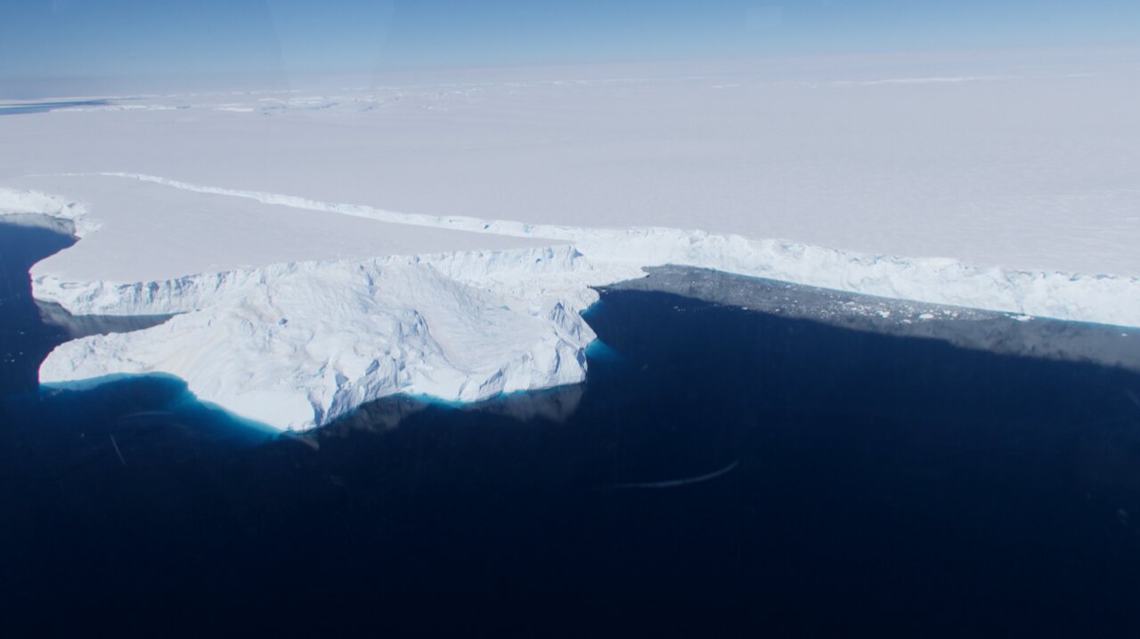 Шельфовый ледник Беллинсгаузена. Шельфовый ледник Лазарева. Шельфовый ледник Пайн-Айленд. Восточная Антарктида. В норильске теплое океаническое течение