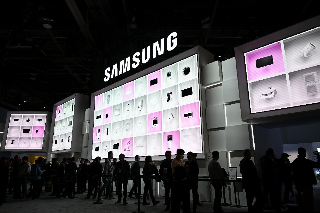 Samsung quarterly profits plunge to 8 year low on demand slump
