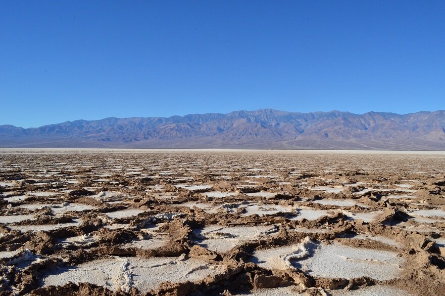 Происхождение загадочных сотовых узоров, найденных в соляных пустынях по всему миру