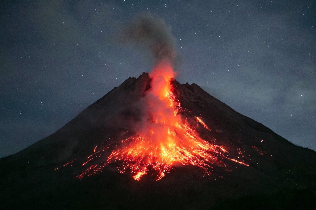 Gunung Merapi di Indonesia meletus, memuntahkan ‘longsoran’ lahar