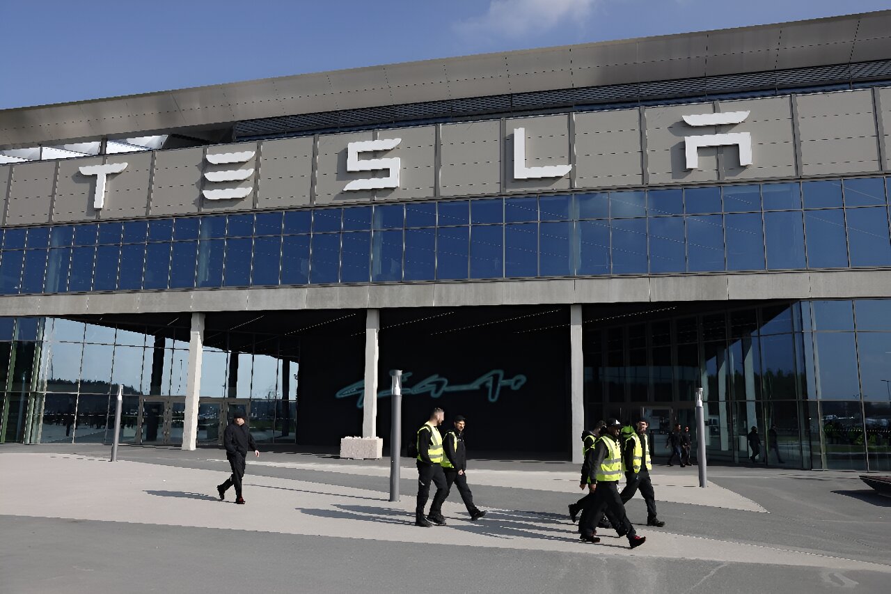 #Tesla reports drop in auto sales, while Toyota sees US surge