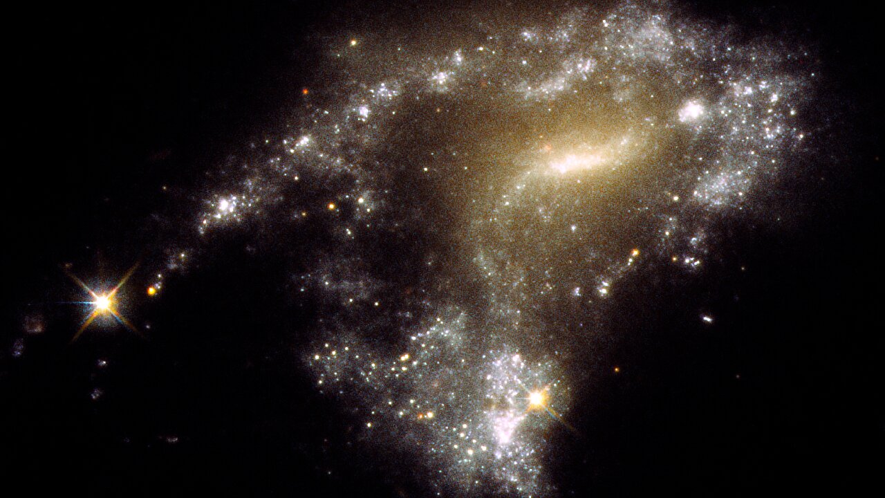 Hubble ontdekte hemelse sterrenhopen, een ‘parelsnoer’ bij botsingen met sterrenstelsels