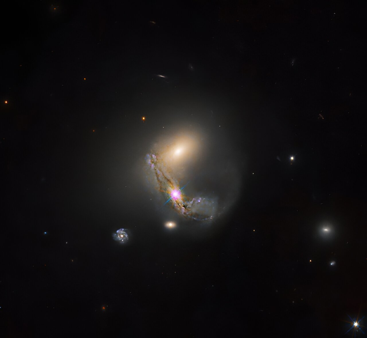 Hubble repère l'amas de galaxies brillant LEDA 60847