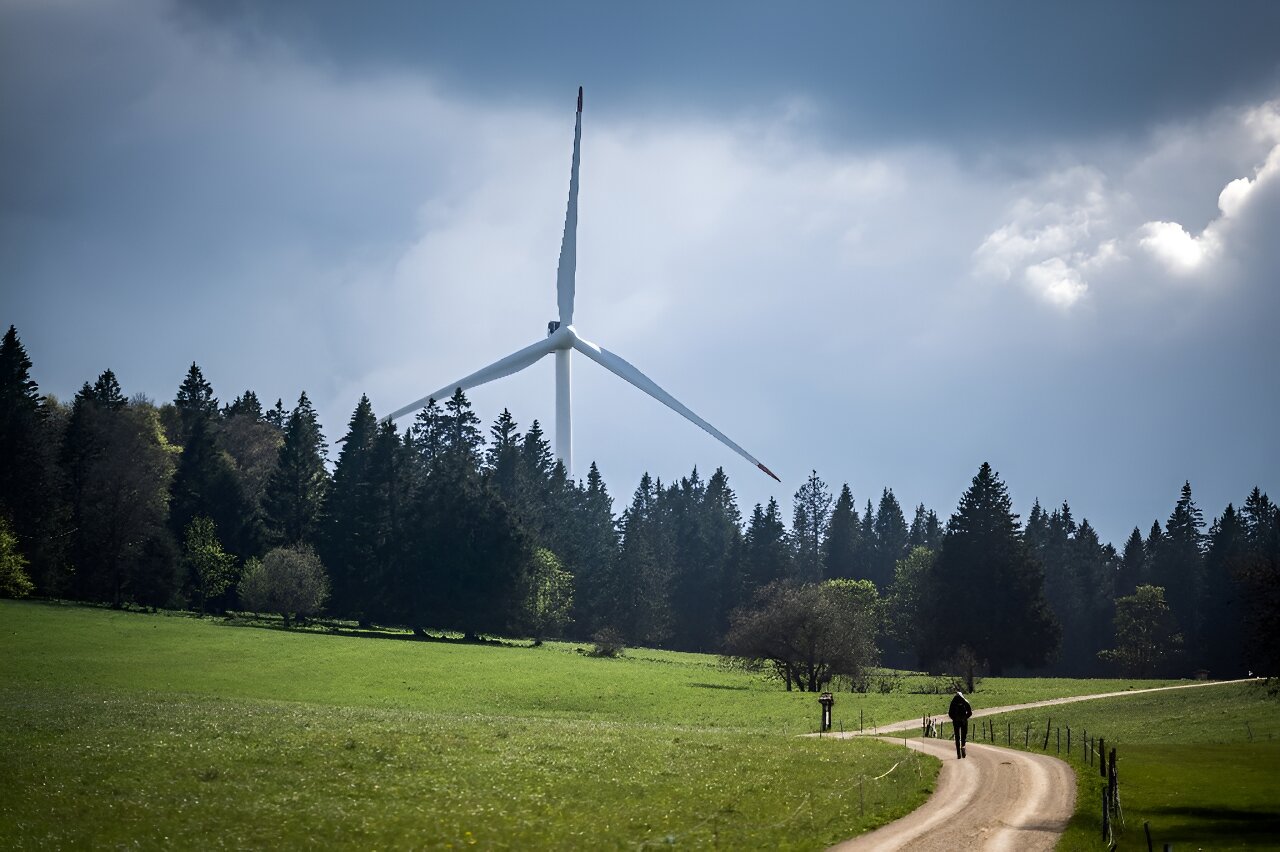 Chính quyền Thụy Sĩ muốn sử dụng dự luật khí hậu mới được phê duyệt năm ngoái để tăng cường đóng góp rất nhỏ hiện nay của năng lượng gió và năng lượng mặt trời vào cơ cấu năng lượng của Thụy Sĩ.