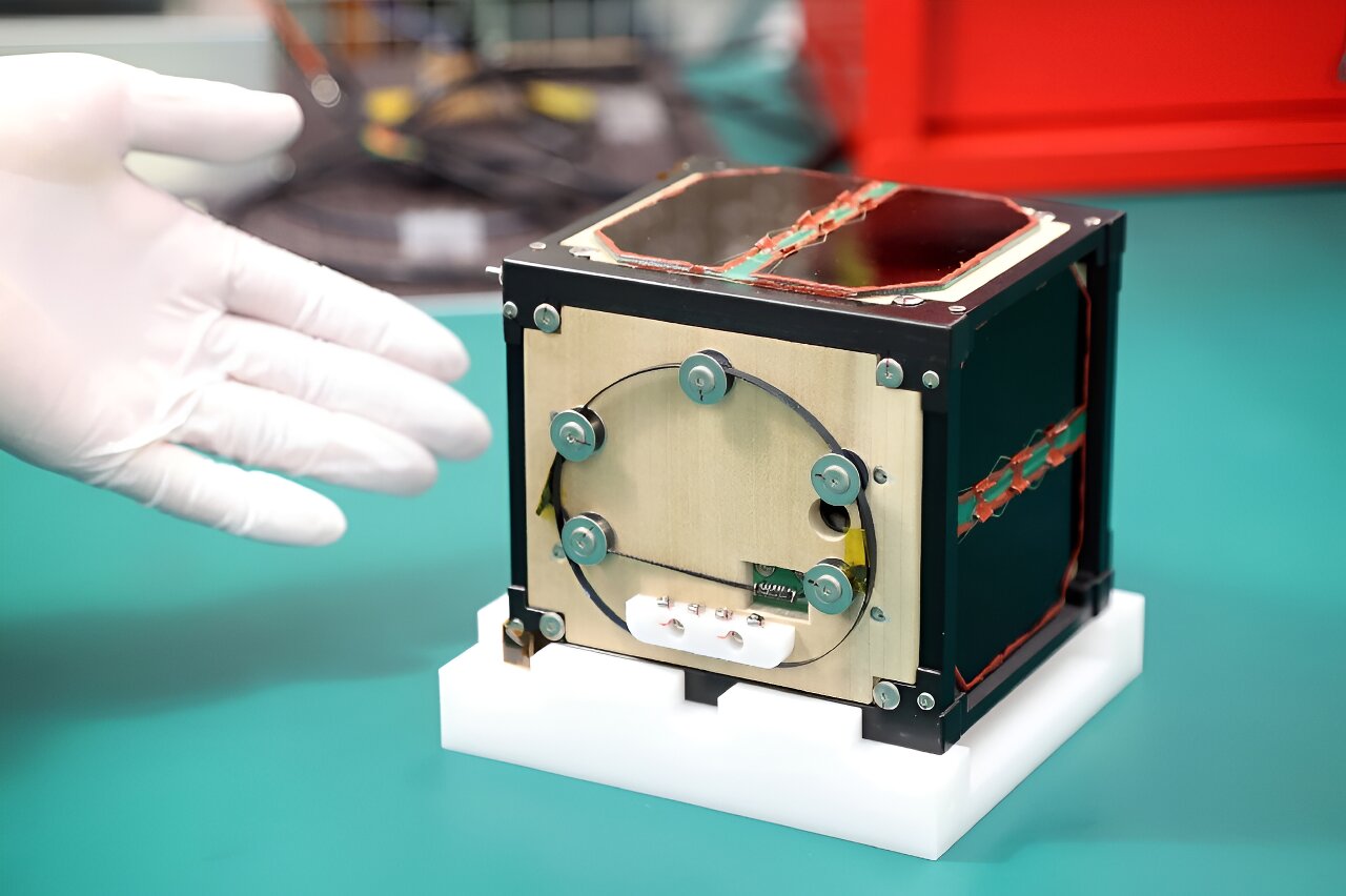 日本の研究者が作った世界初の木造衛星