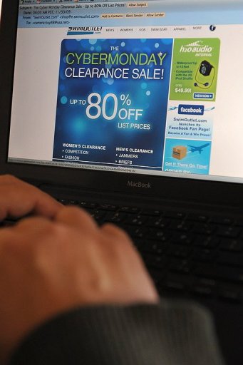 Online US holiday spending up five percent: comScore