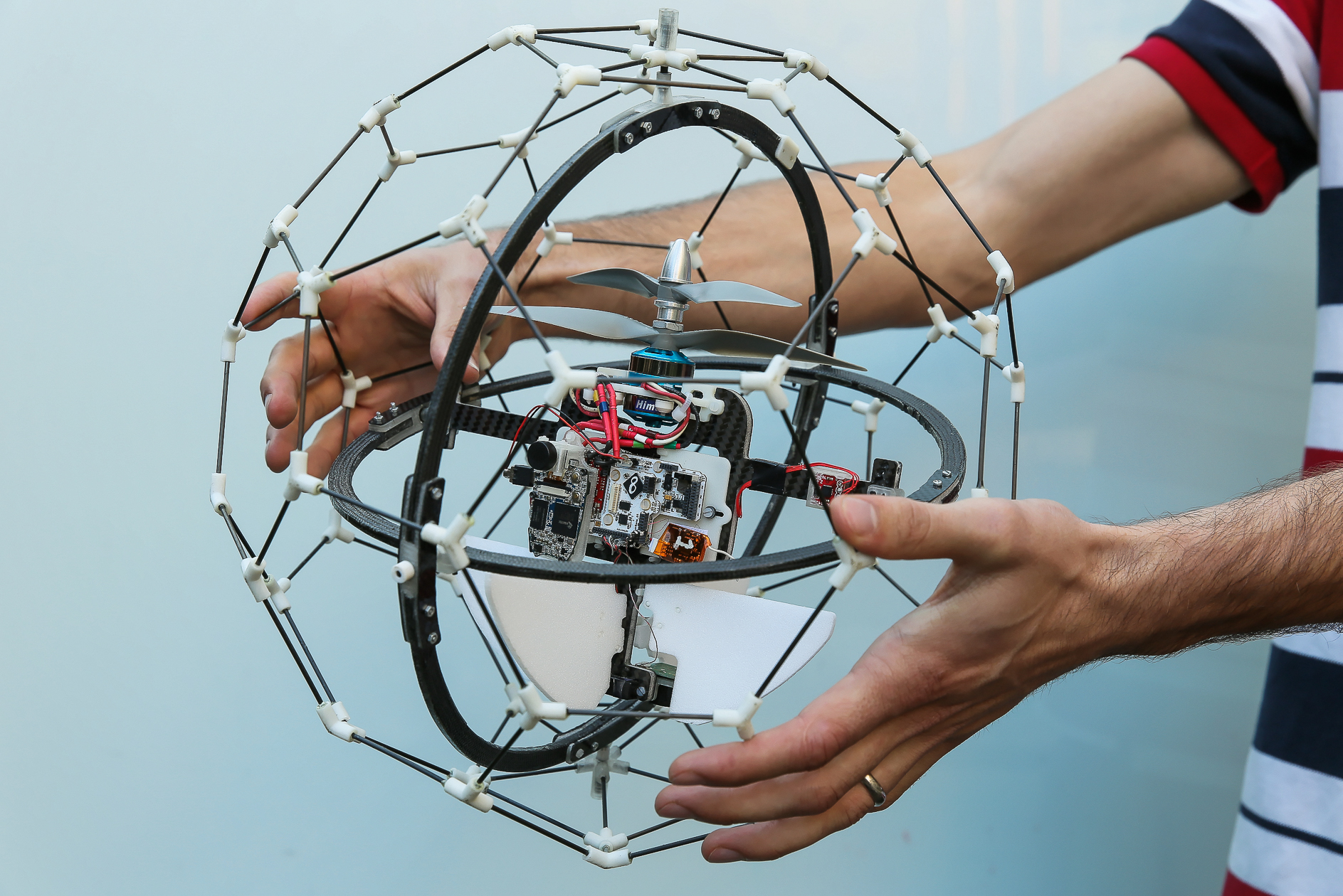 UFO Drone Flybotic pilotable avec la main