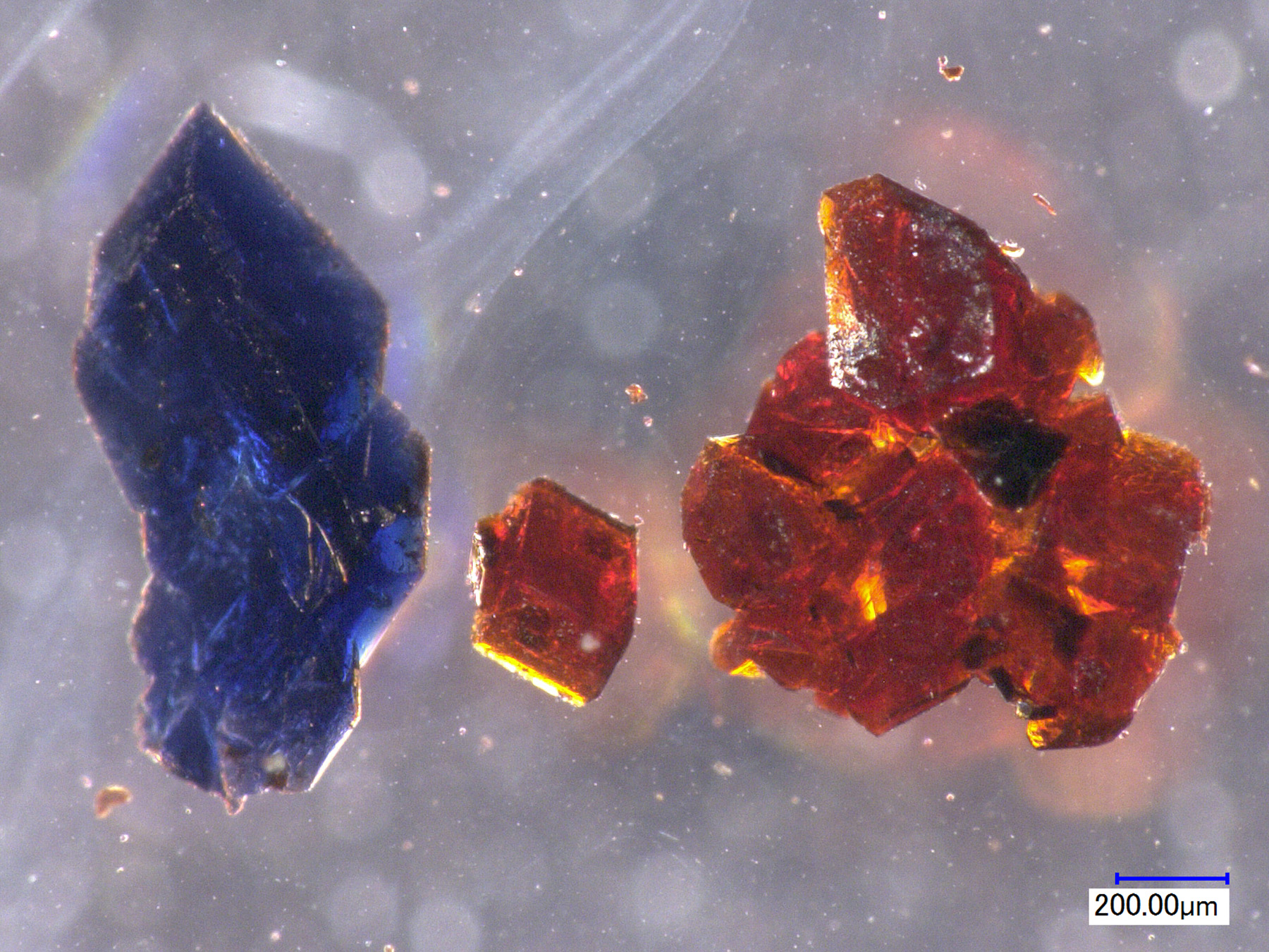 One chemical forms two colors of crystals, sheds insight on