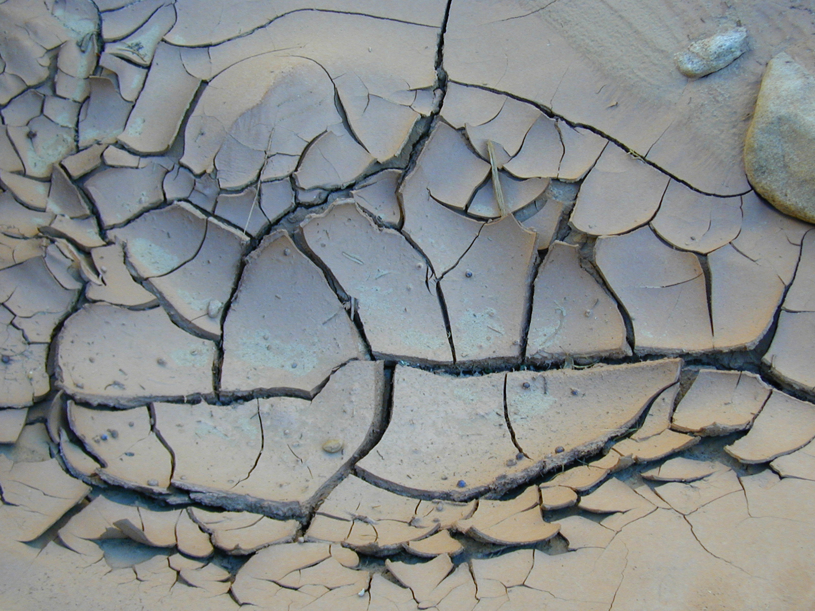 Трещины на поверхности