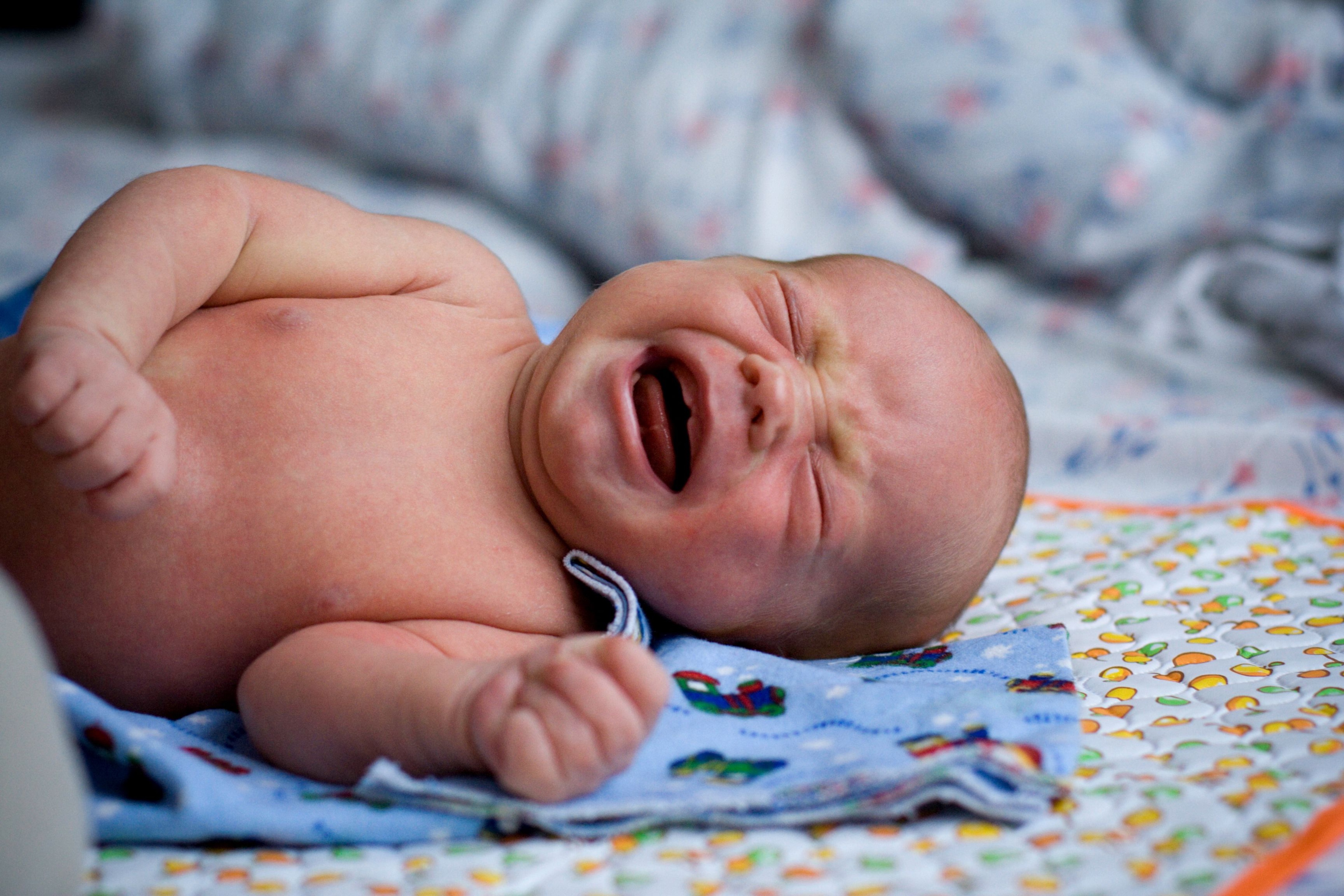 Колики у ребенка 1. Младенец плачет. Плач новорожденного. Новорожденные фото. Младенческие колики.