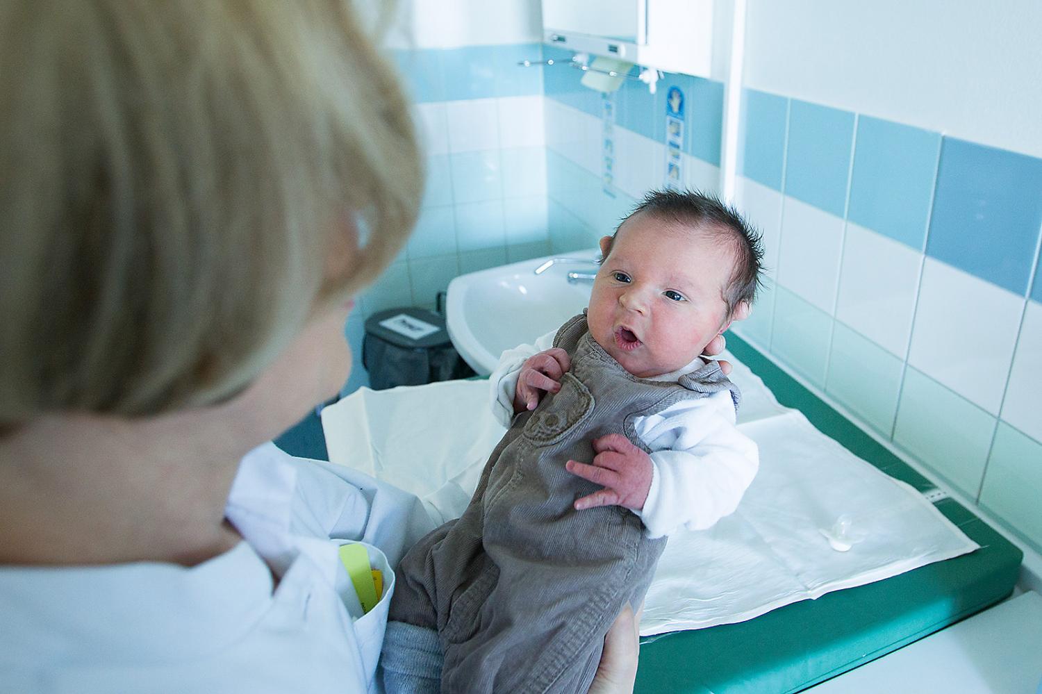 Новорожденный срыгивает фонтаном после кормления. Ребенок срыгивает. Срыгивание фонтаном у новорожденных. Срыгивание фонтаном у грудничка. Срыгивания фонтаном у новорожденного грудничка.